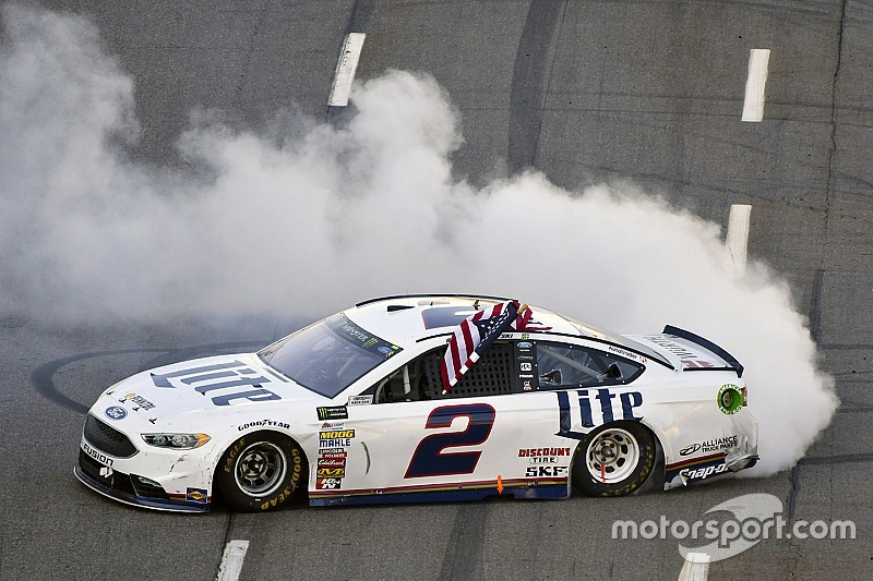 Кеселовски выиграл гонку NASCAR на «Мартинсвилль Спидвей»