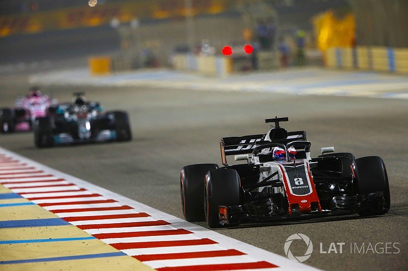 В Бахрейне от машины Haas отлетали детали. FIA это обеспокоило