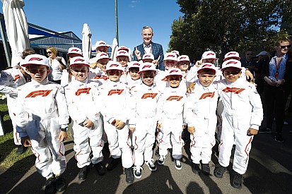 GALERIA: No lugar das modelos, crianças agitam grid da F1