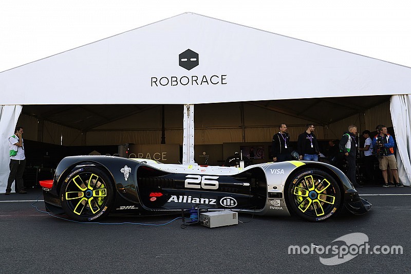 El Roborace completa su primera aparición pública en el ePrix de París