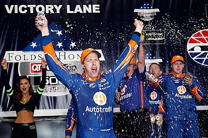 Brad Keselowski gana en Atlanta en un final dramático