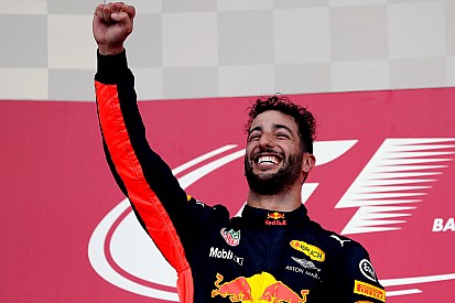 Ricciardo ganó una loca carrera con polémica entre Hamilton y Vettel