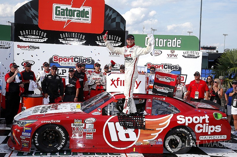 Dramático triunfo de Denny Hamlin en Xfinity