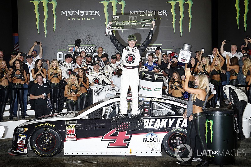Harvick bate Suarez e vence All-Star Race em Charlotte