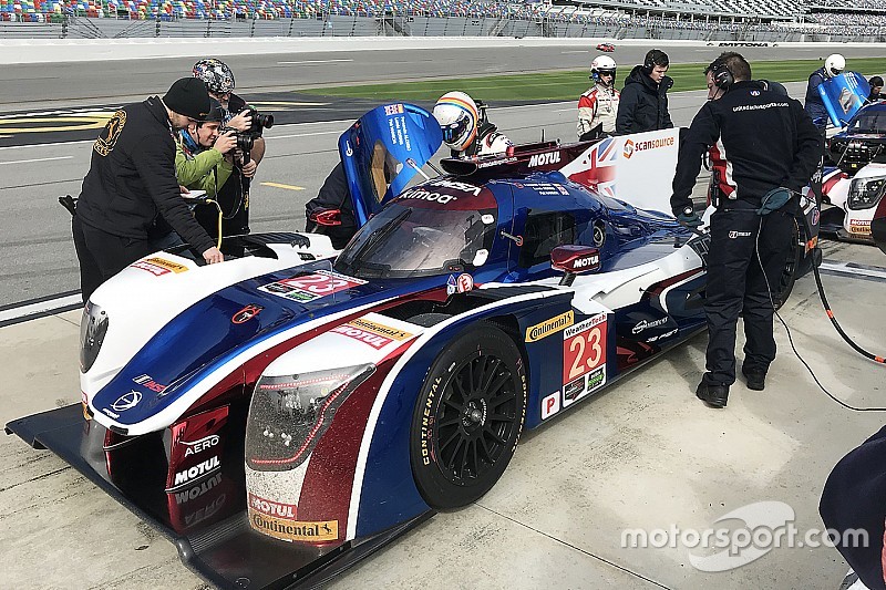 Alonso completó sus primeras vueltas en Daytona