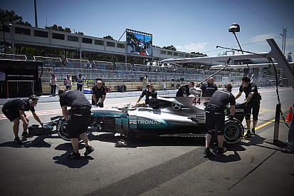 Wolff se dice "preocupado" por el viernes de Mercedes en Bakú