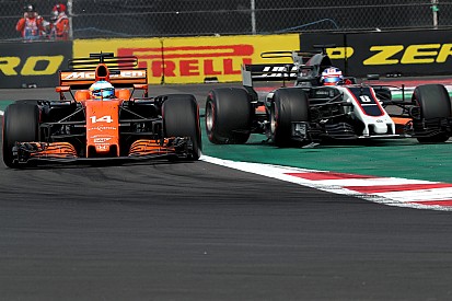 Haas se queja por la no sanción a Alonso tras golpear a Grosjean