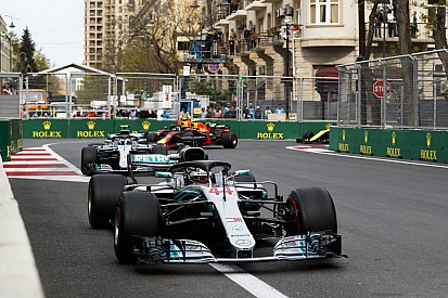 Hamilton se solidariza a Bottas: “merecia a vitória”