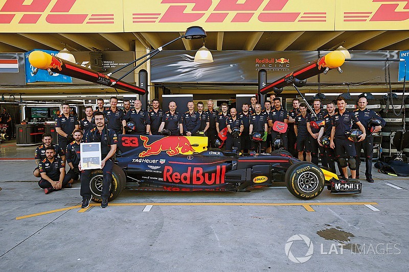 Шоу Red Bull: регбійна команда проти боліда