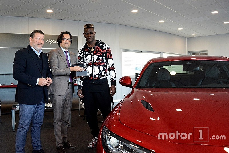 Balotelli s'offre la nouvelle Alfa Romeo Giulia Quadrifoglio