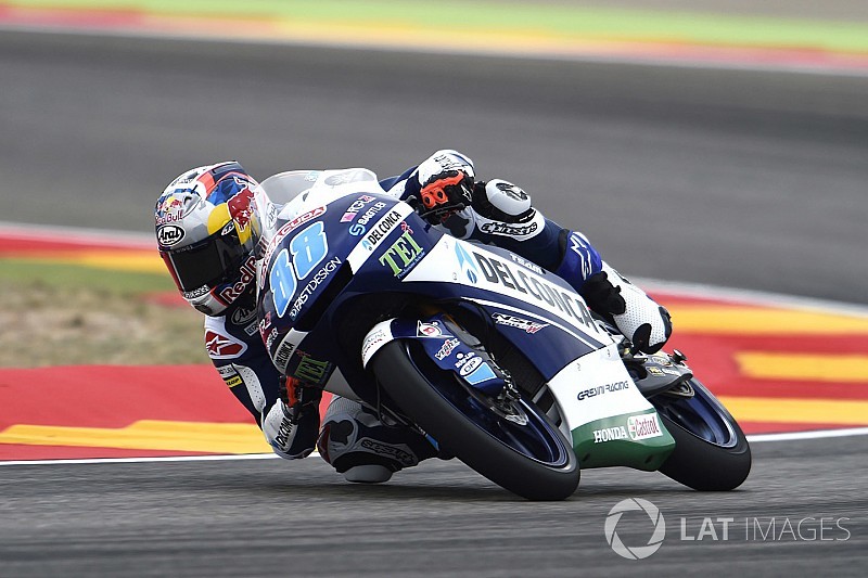 Jorge Martín se fue al piso, pero logró la pole en Moto3