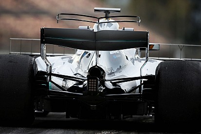 Mercedes тестує подвійне Т-крило у Барселоні