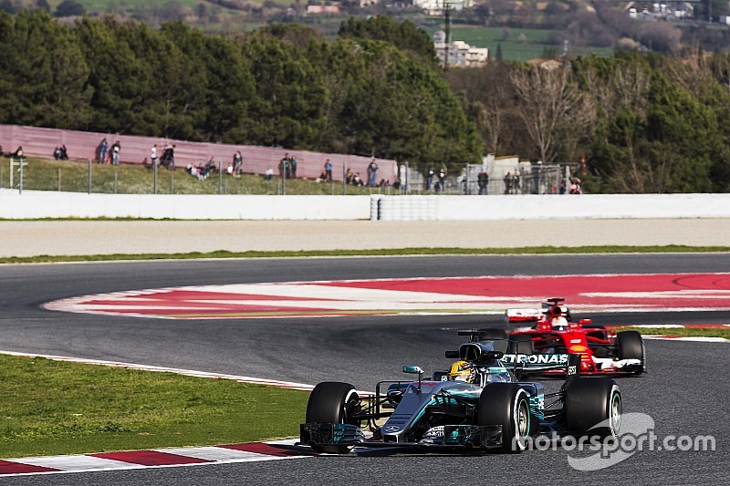 Estadísticas de los test: Mercedes y Ferrari, cara; McLaren, cruz