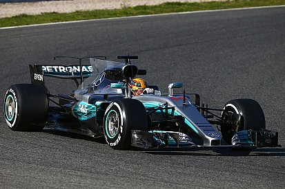 Hamilton lidera la primera jornada de test y Ferrari sorprende