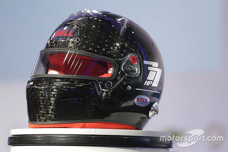 FIA、ヘルメットの安全基準引き上げ。バイザー開口部が10mm狭まる