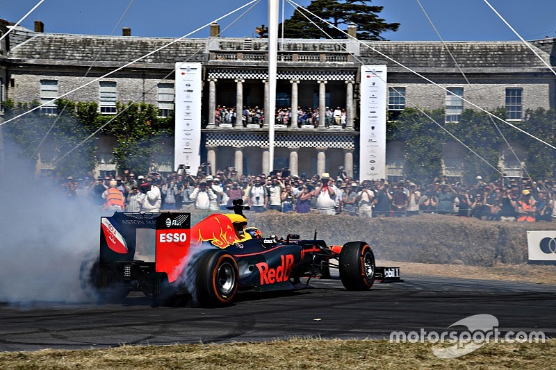 Video: Red Bull trakteert op donuts tijdens Goodwood