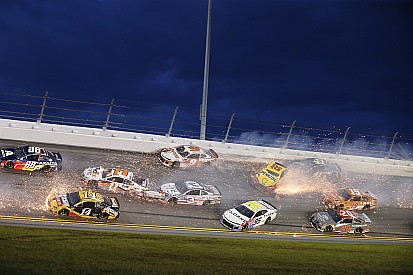 Сход половины пелотона и неожиданный победитель. Гонка NASCAR в Дайтоне получилась безумной
