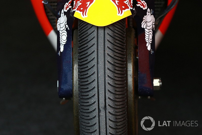 Los equipos de MotoGP solo podrán correr con la goma dura delantera
