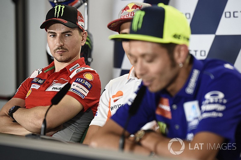 Regresa la tensión tras rechazar Rossi la mano de Márquez Regresa la tensión tras rechazar Rossi la mano de Márquez