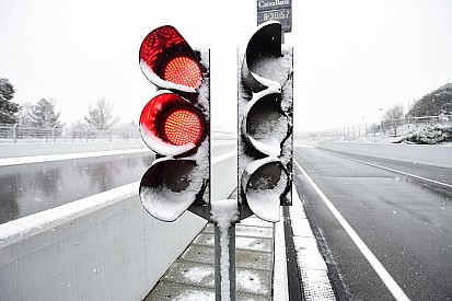 Старт третьего дня тестов Ф1 отложили на неопределенный срок