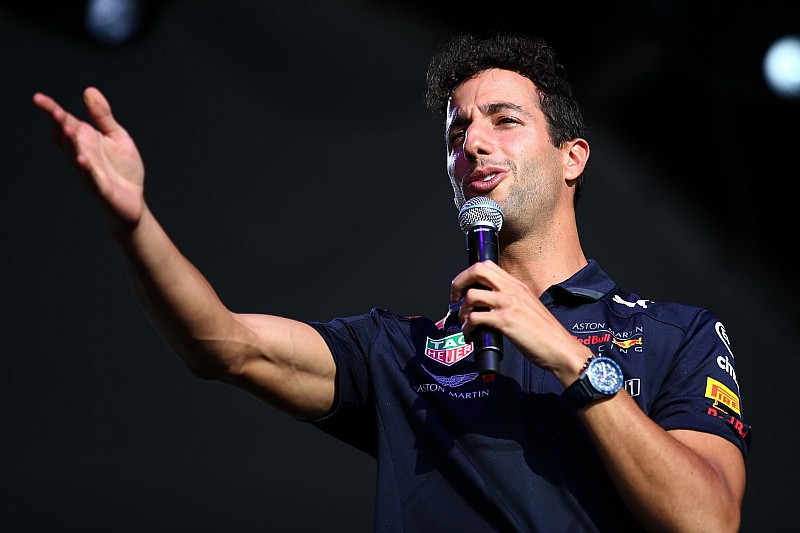 Ricciardo: Verstappen jobb, mint Vettel