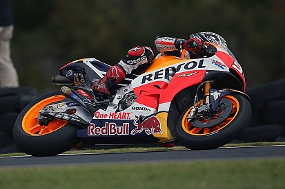 Márquez, el más rápido en una jornada repleta de caídas
