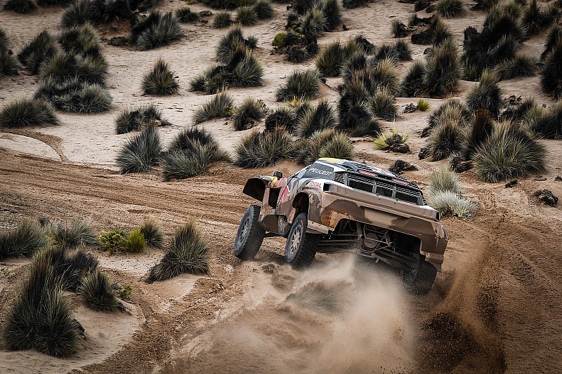 Peterhansel se recupera, mas Sainz mantém liderança no Dakar