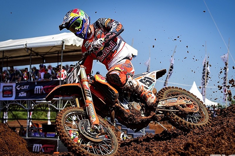 Prado atrapa a Jonass en el Mundial de MX2 y ya es colíder