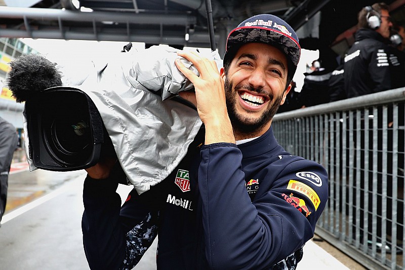 Ricciardo átsétál a Mercedeshez és