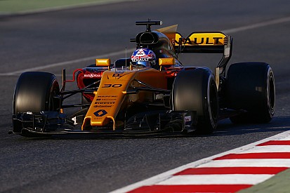 Renault использовала на тестах нелегальное заднее крыло