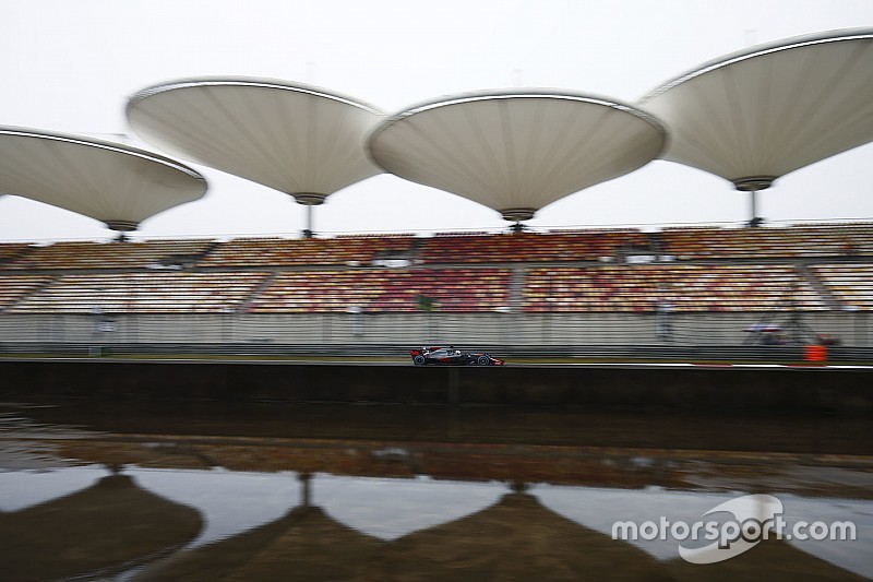 【F1】中国GP FP2:1時間半待ちぼうけ。霧のため走行開始できず