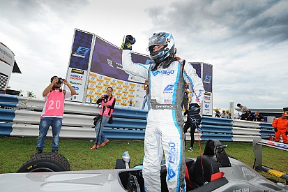 Hahn derrota Iorio e vence com pista molhada em Goiânia