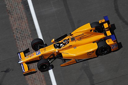 Алонсо прошел в финал квалификации Indy 500, Бурдэ попал в аварию