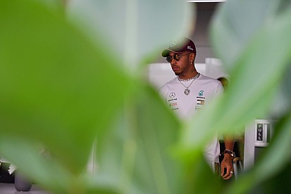 Hamilton úgy érzi, "amatőr hibát" vétett Vettel mögött