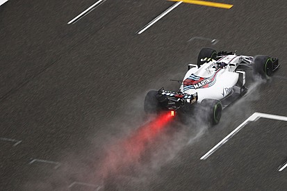 EL1 - Brouillard, pluie et drapeaux rouges à Shanghai