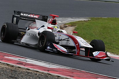 Super Formula Okayama: Sekiguchi kalahkan Kobayashi di trek basah