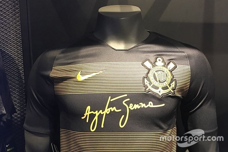 Egy brazil focicsapat Senna emlékére készítette el a mezét