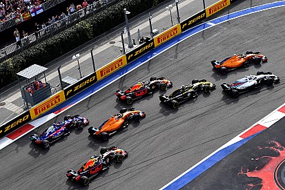 Onboard videón Verstappen elképesztő rajtja az Orosz Nagydíjról