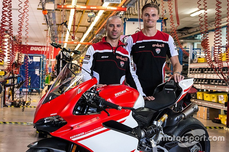 Chaz Davies y Marco Melandri visitan la fábrica Ducati