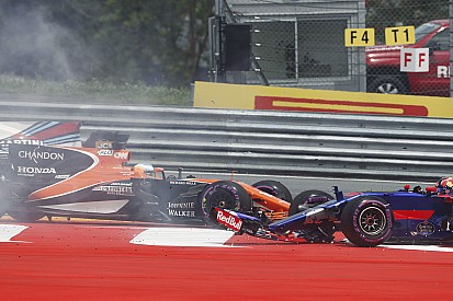 Villeneuve: "Utanç verici" Kvyat evinde kalmalı