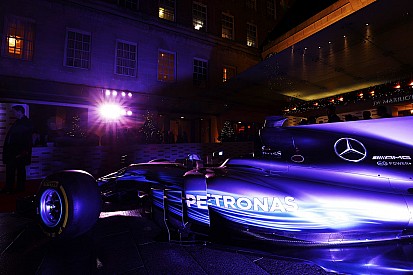 Mercedes W08: 127 802 kanyar és 382 233 sebességváltás
