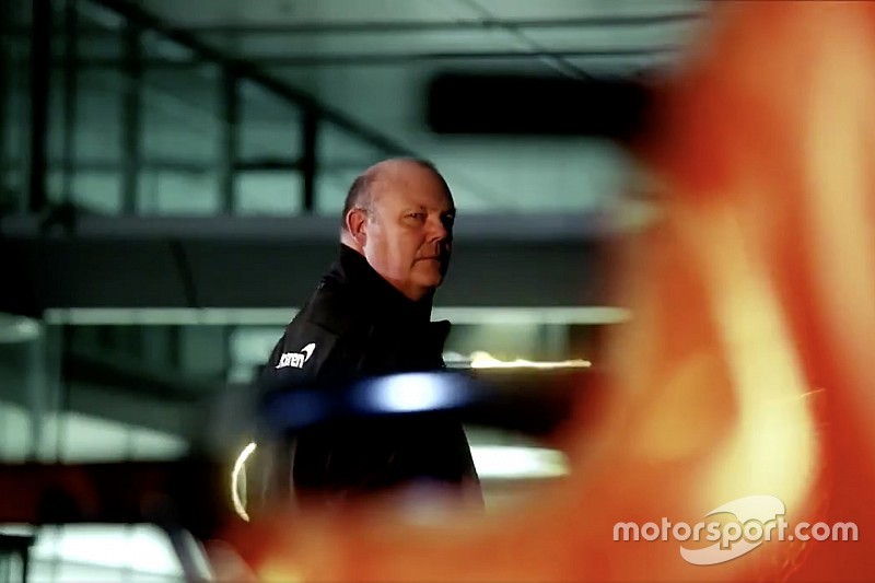 Reptéren fotózták le a narancs McLaren MCL33-at