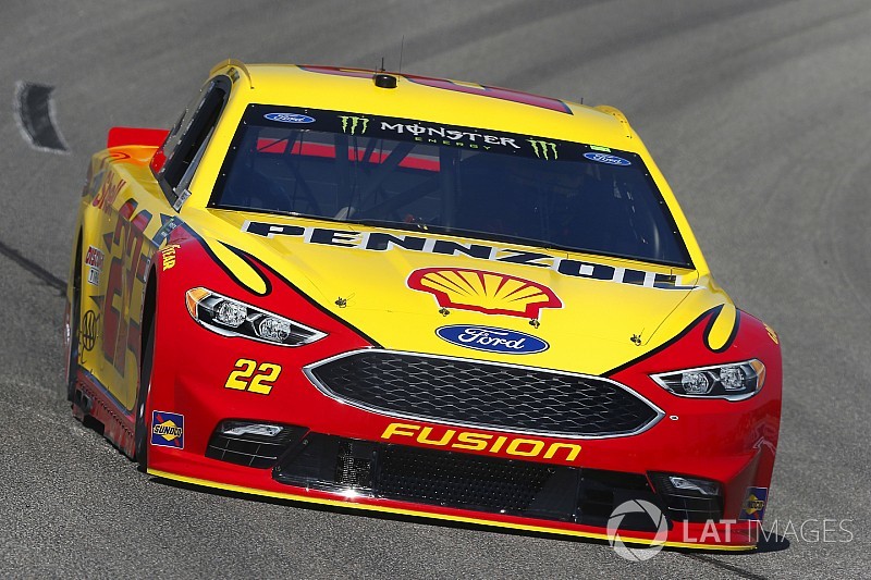 Joey Logano gana una primera etapa accidentada en Richmond