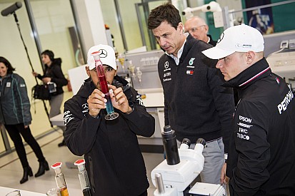Mercedes: "A tegnapi trófeák nem nyerik meg a mai versenyt"
