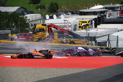 Kollision: Max Verstappen, Red Bull Racing RB13, Fernando Alonso, McLaren MCL32, Daniil Kvyat, Scude