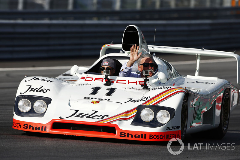 Chase Carey, COO, Formula One ve Neel Jani 1981 Porsche 936