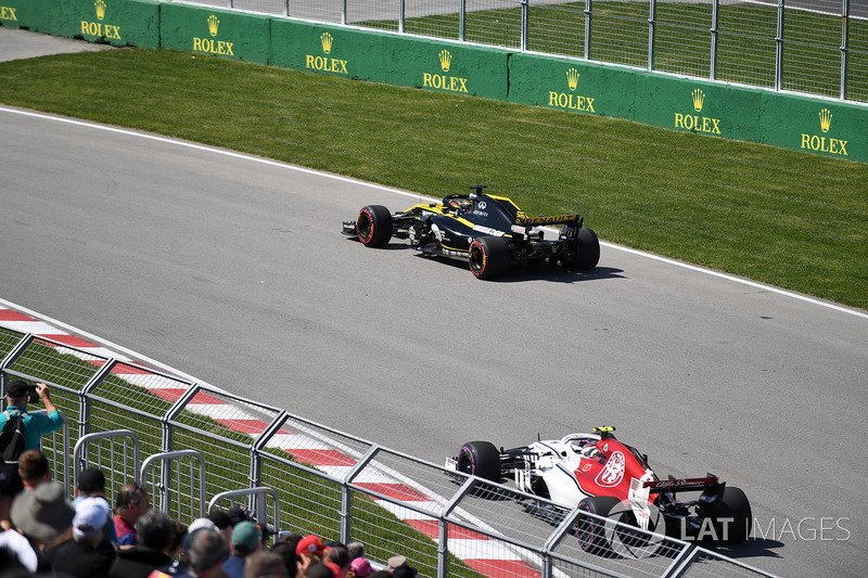 Nico Hulkenberg, Renault Sport F1 Team R.S. 18 and Charles Leclerc, Sauber C37