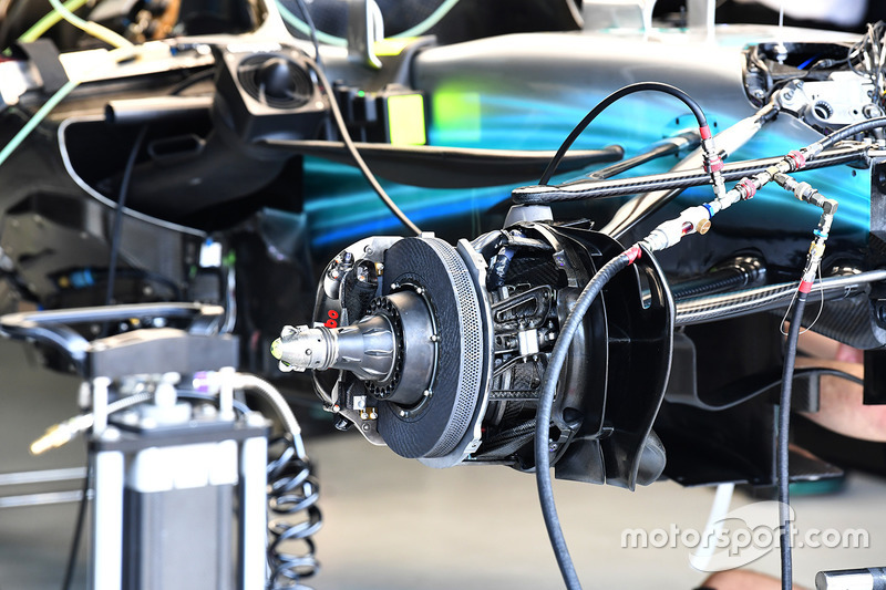 Mercedes-Benz F1 W08 ön fren detay