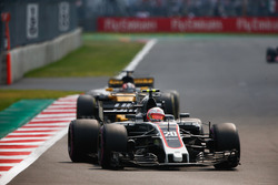 Kevin Magnussen, Haas F1 Team VF-17, Nico Hulkenberg, Renault Sport F1 Team RS17