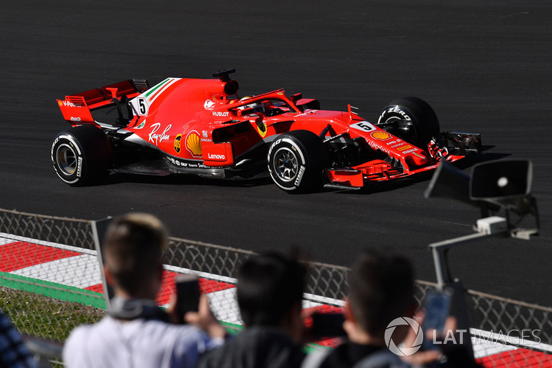 I fan guardano Sebastian Vettel, Ferrari SF71H